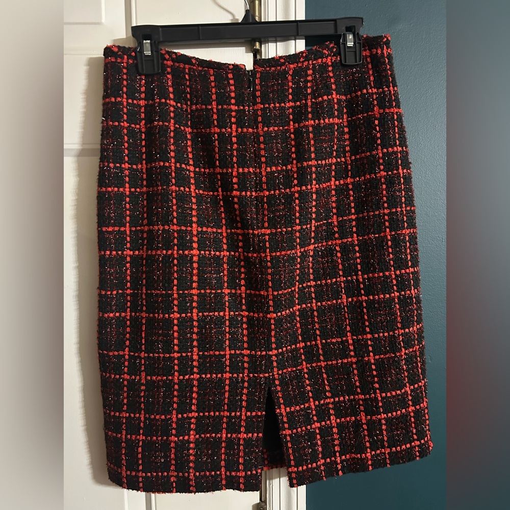 Red and Black Tweed/Plaid Tahari Pencil Skirt Size 6 - Picture 3 of 4